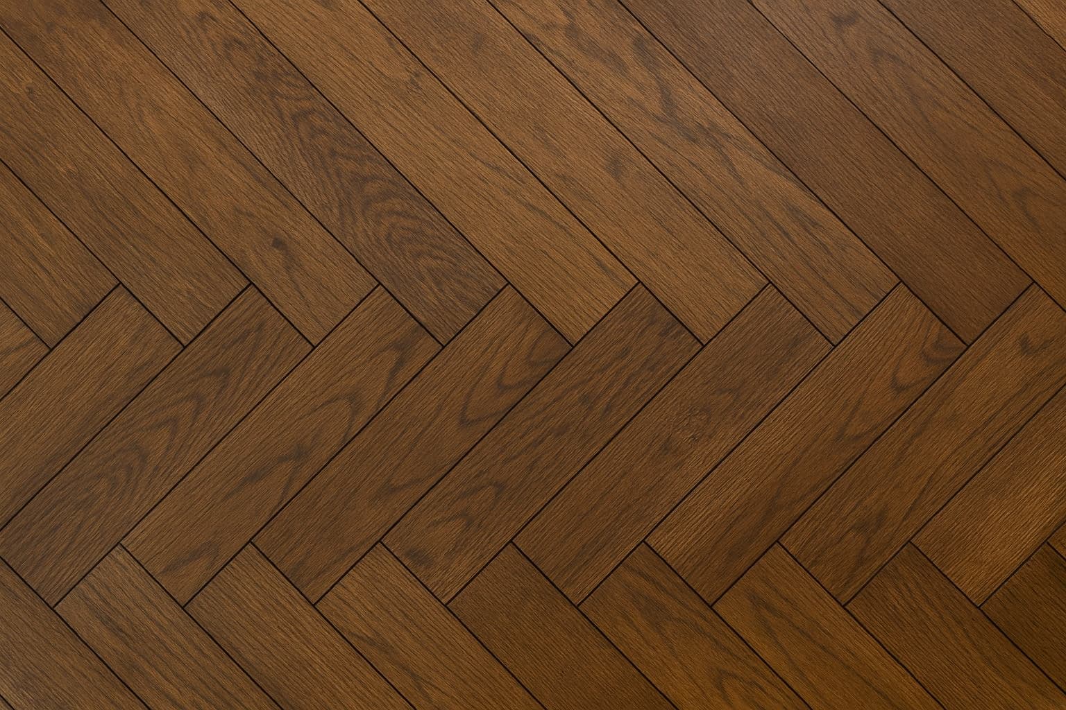 Lattia-asennus – parketin hionta ja lakkaus, kalanruotokuvioinen parketti