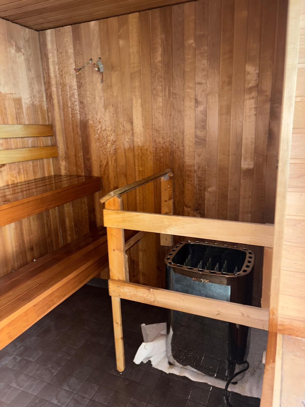 Käpylän taloyhtiön uusittu sauna kiukaalla ja laudeilla