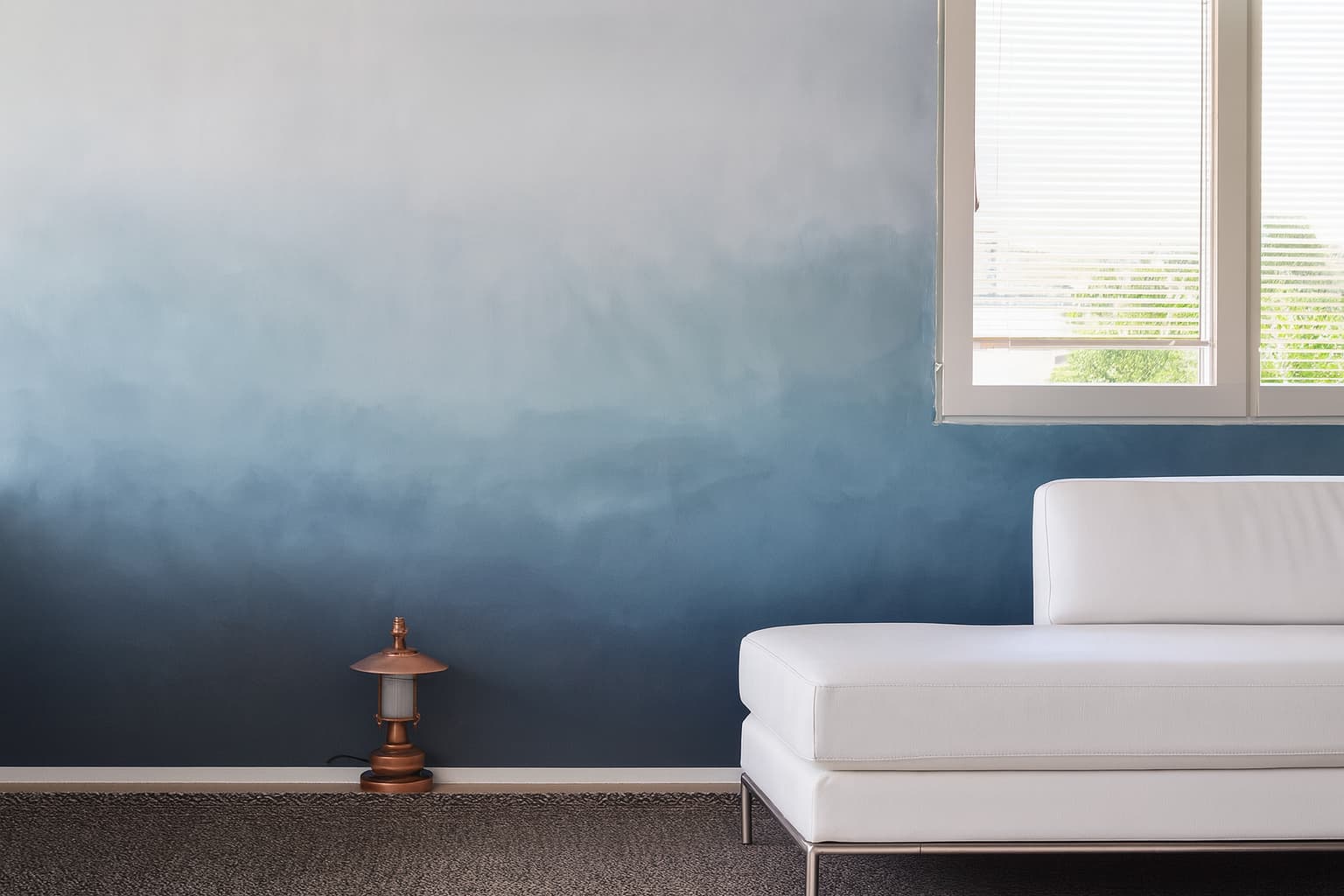 Seinien maalaus olohuoneessa – sinisävyinen tehosteseinä