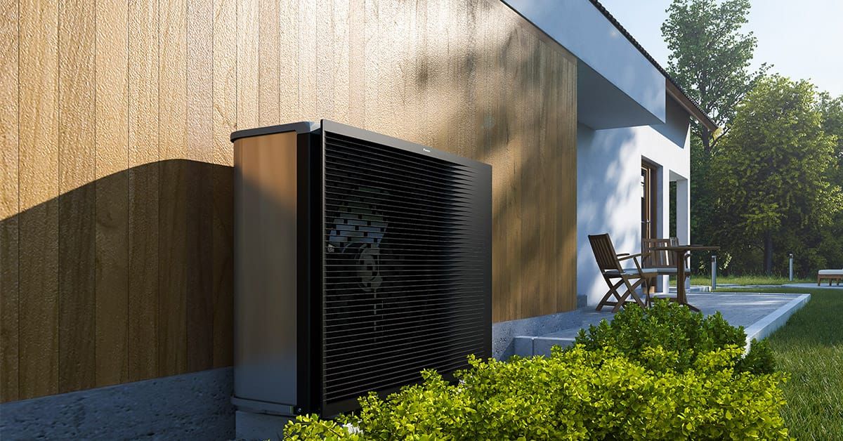 Ilmalämpöpumppu asennettuna puutalon seinään – automaattinen ja huoleton lämmitys